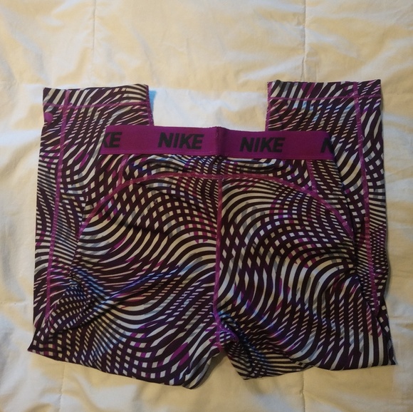 Patterned Nike Crops - Picture 3 of 4